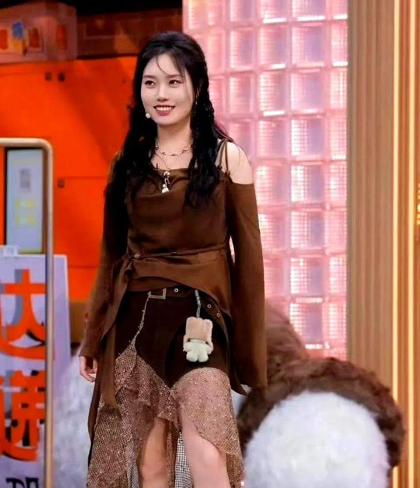 从150斤到120斤，顶着刀削般的下颌线走上红毯，李雪琴变了　　导演盯着监视器里