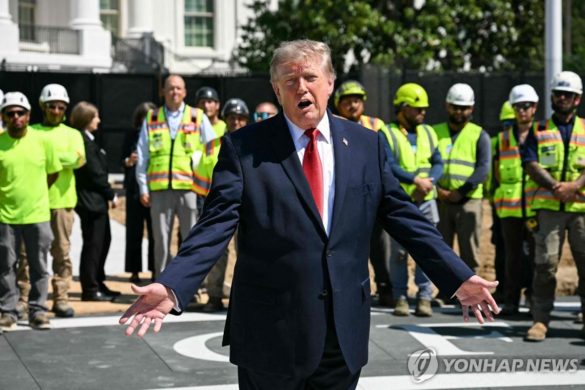 当地时间8月19日，特朗普在白宫对记者明确表示，他预计今年晚些时候将会见朝鲜领导