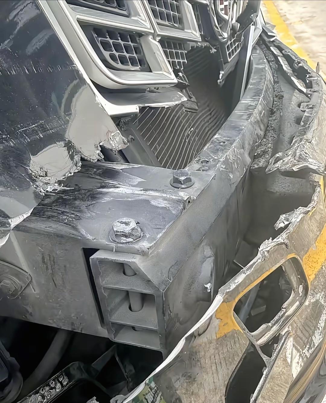 凯迪拉克的防撞梁就是如此的，简单粗暴加厚就完事了！当别的车企还在考虑轻量化，