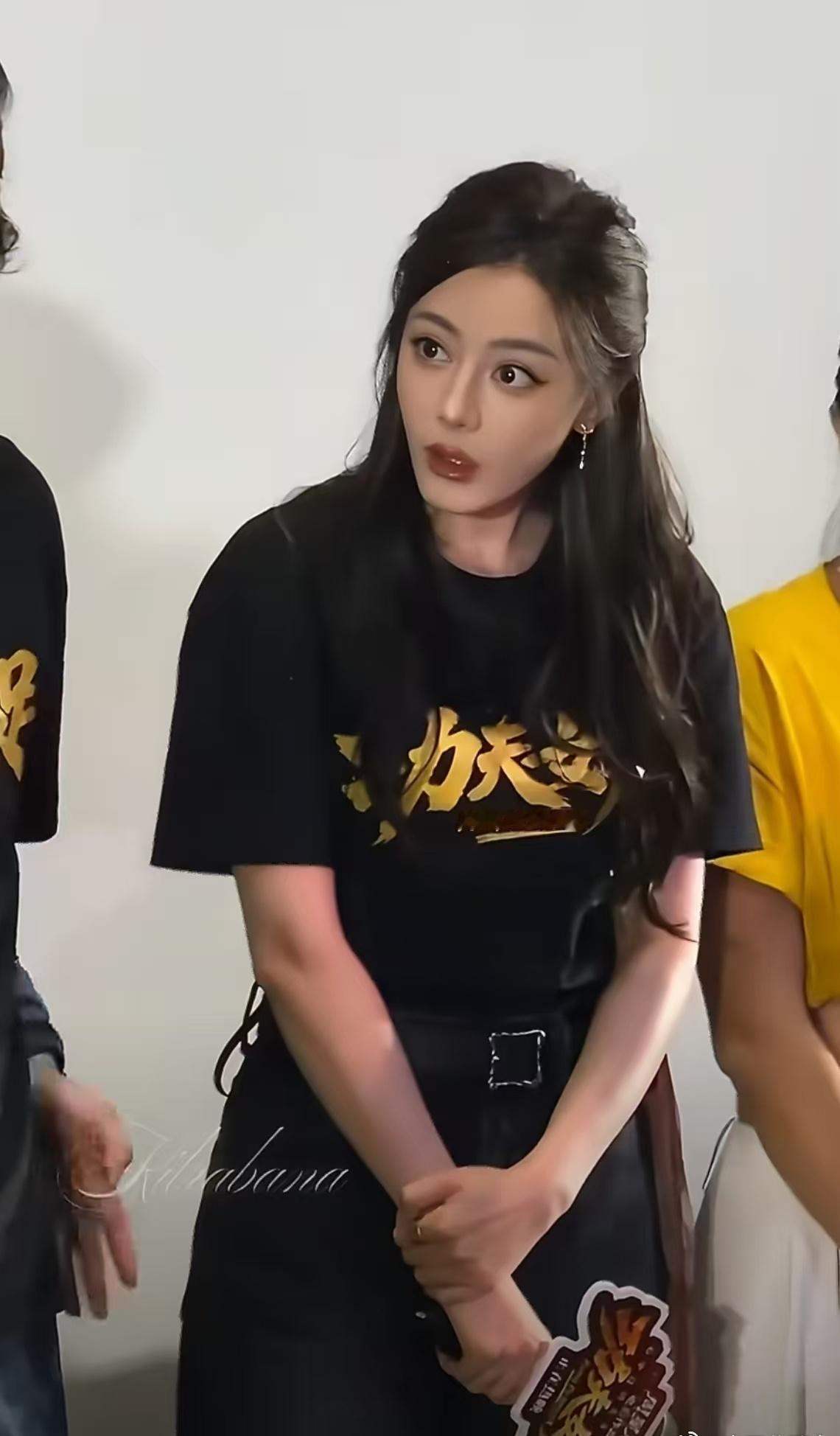 哈哈，短短几秒，从惊讶到吃瓜的表情太真实了！主持人一句“星爷女儿来了”，热巴当