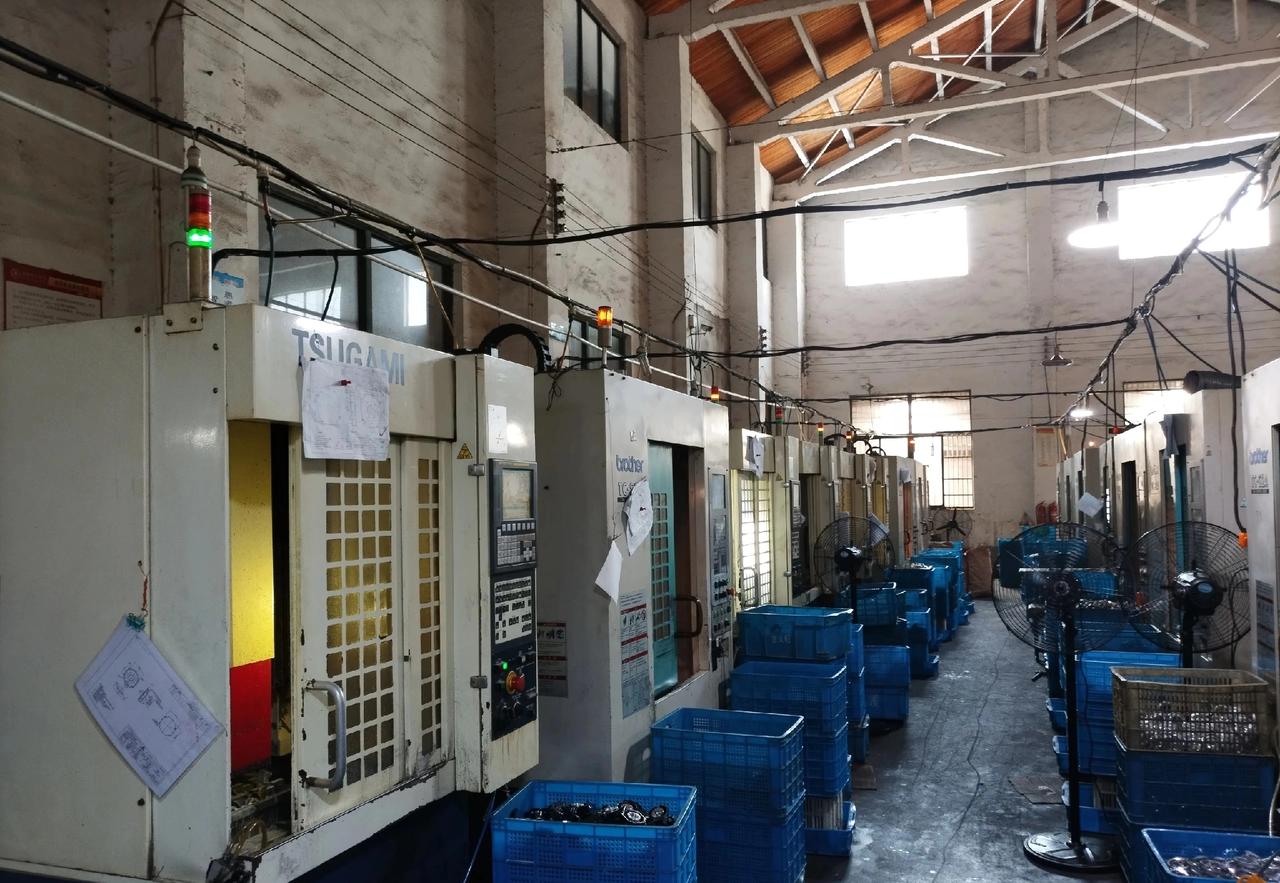 cNc车间临时工16元一小时不好招人，一人看20台机，每个产品大概30秒锣完，根