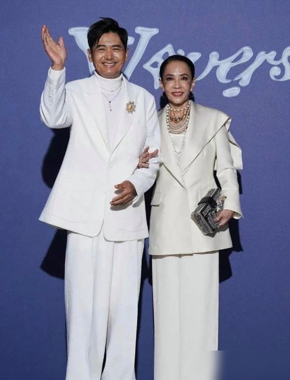 这下终于明白，为啥周润发没捐款了。一开始看到这个事，我的理解就是：有人提到他