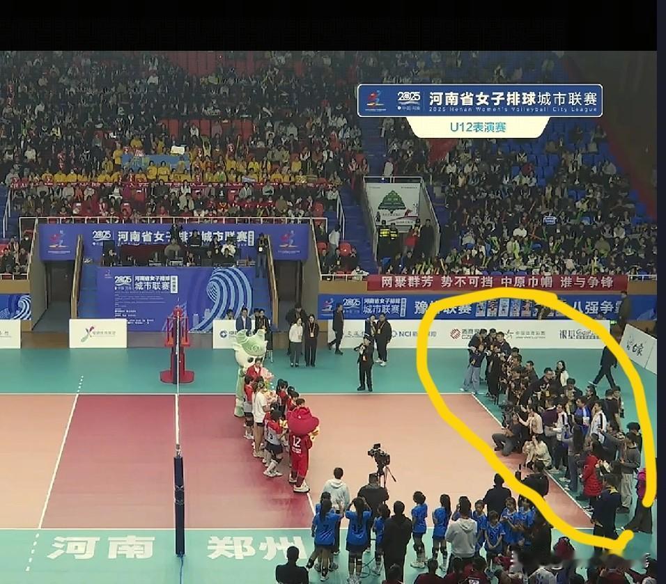 女排朱婷真是排球届的国宝!一场不起眼的表演赛累计5万人在线观看,现场大小媒体更是