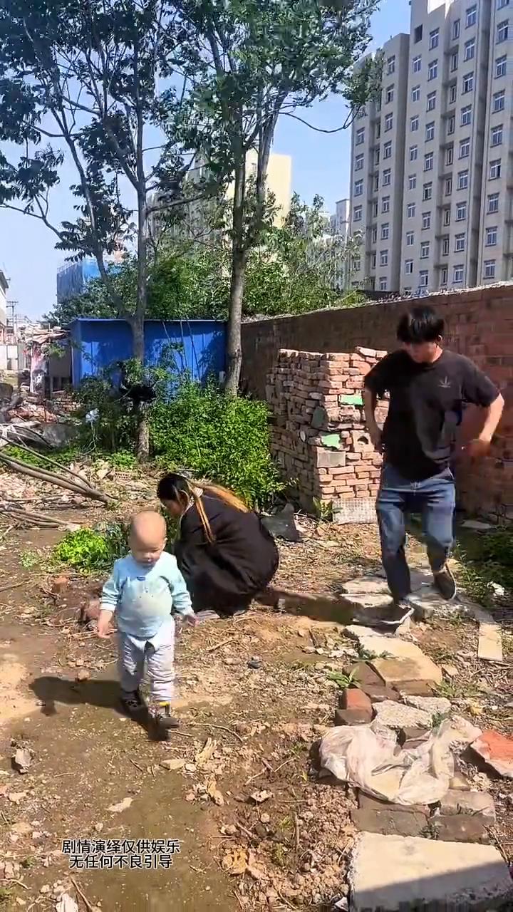 你不能看着点。你妈了个。