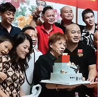 梁小龙离世看似猝不及防的离别，其实早有健康端倪——他生前的两大习惯，早已在悄