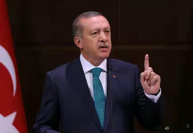 我预料到了美国会高调追踪贝拉1号油轮，也预料到了油轮会拒绝配合登船检查，万万