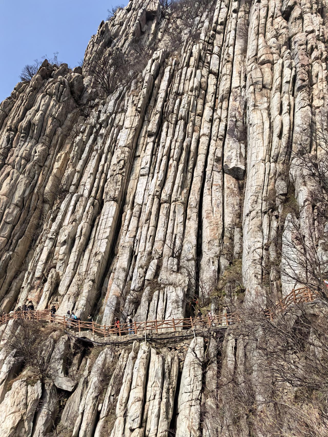 去少林寺游玩一圈，人是真多网上的攻略说少林寺停车场车位紧张，我们就先去了三皇