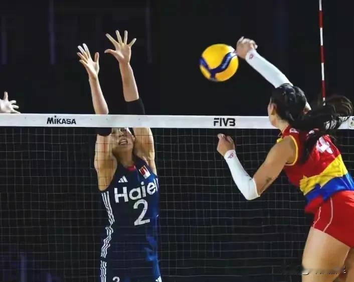 身高只有1米83的庄宇姗昨晚成了哥伦比亚女排攻防的目标，进攻时重点找她作为网上的