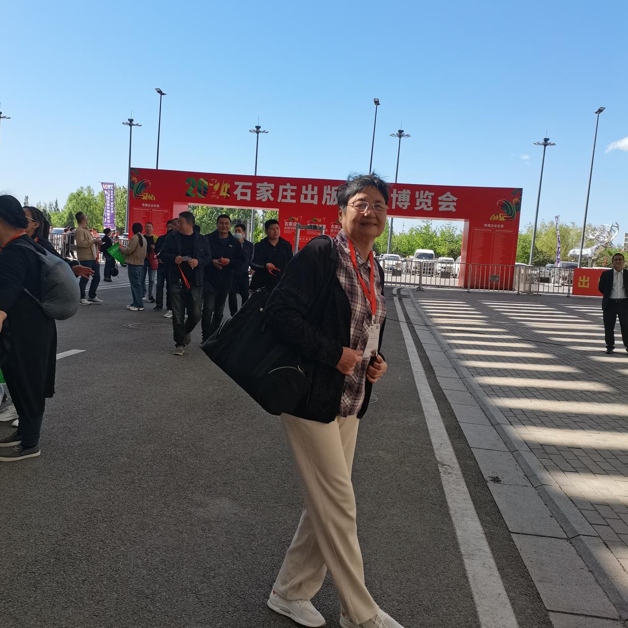我是位老年人，起初刷到网上董宇辉冬日裹着黑色羽绒服，配着白裤子踏雪而行，身侧还跟