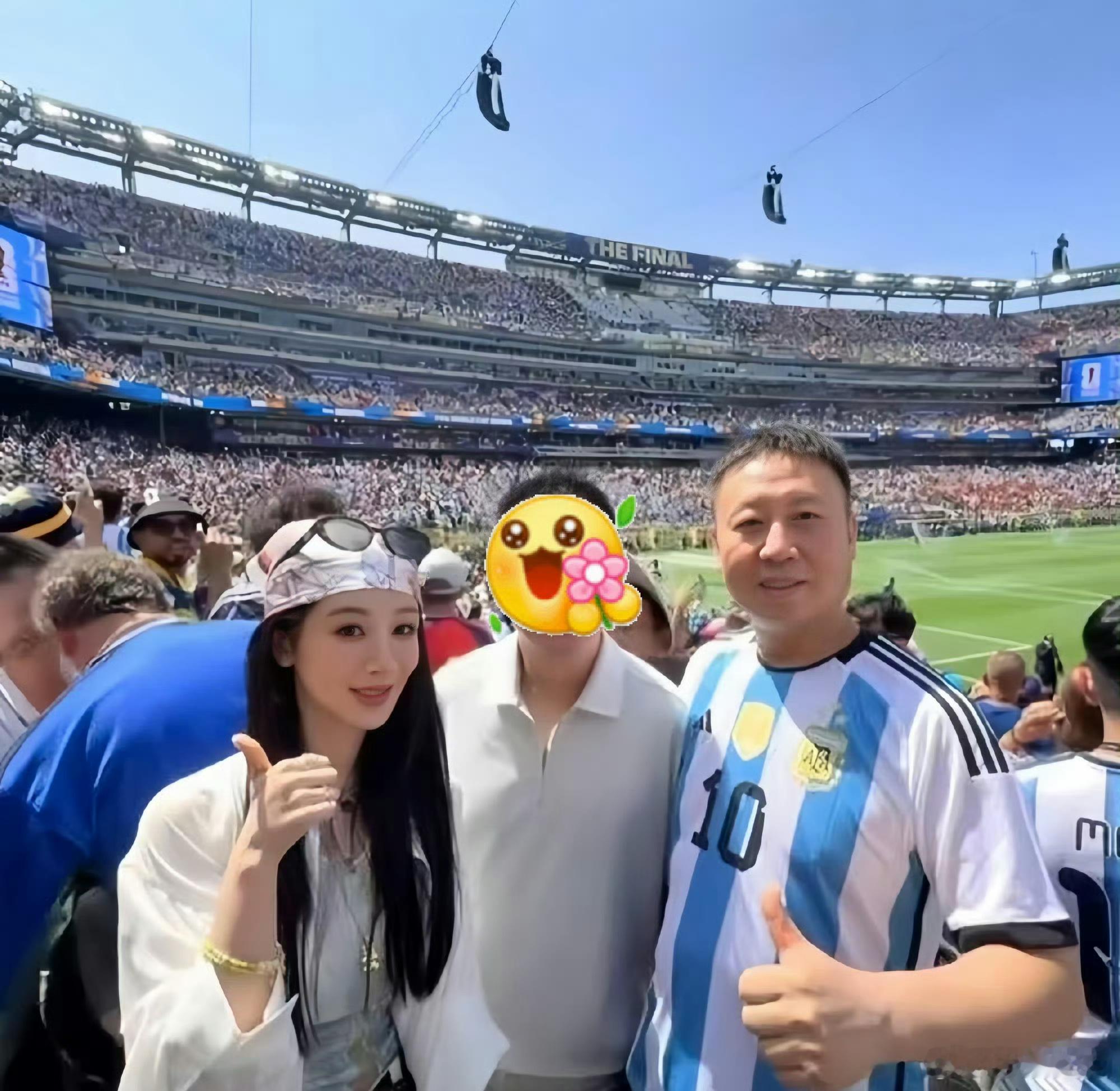 杨紫世界杯和路人合照，这也太幸运了吧，谁不想偶遇呢？