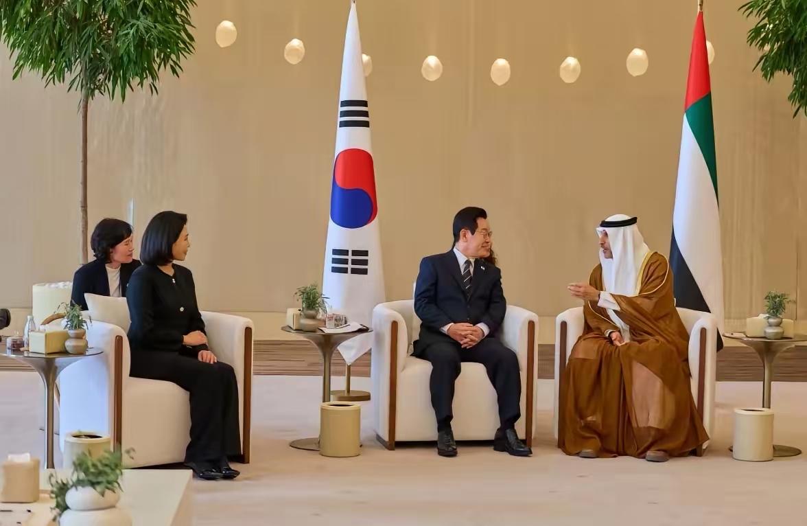 在对阿联酋进行国事访问的李在明，与阿联酋的相关官员进行座谈交流，从现场可以看到，