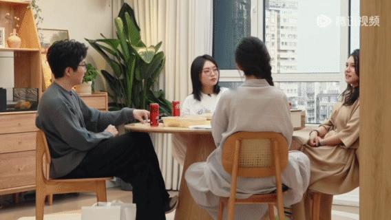 杨幂私下超爱给谢依霖晒小糯米，“你看你看”我脑子里已经出现杨幂说这话的画面了[