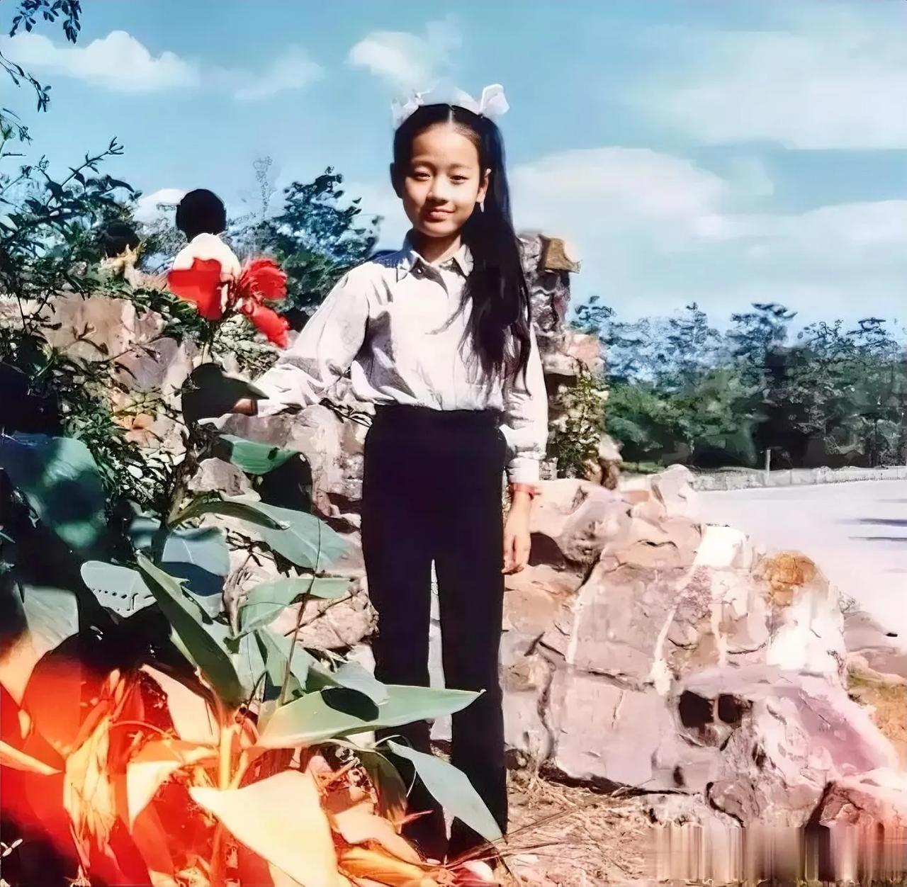 谁能想到，这张照片中的小姑娘二十年后，成了家喻户晓的女演员！小时候就已经很漂亮