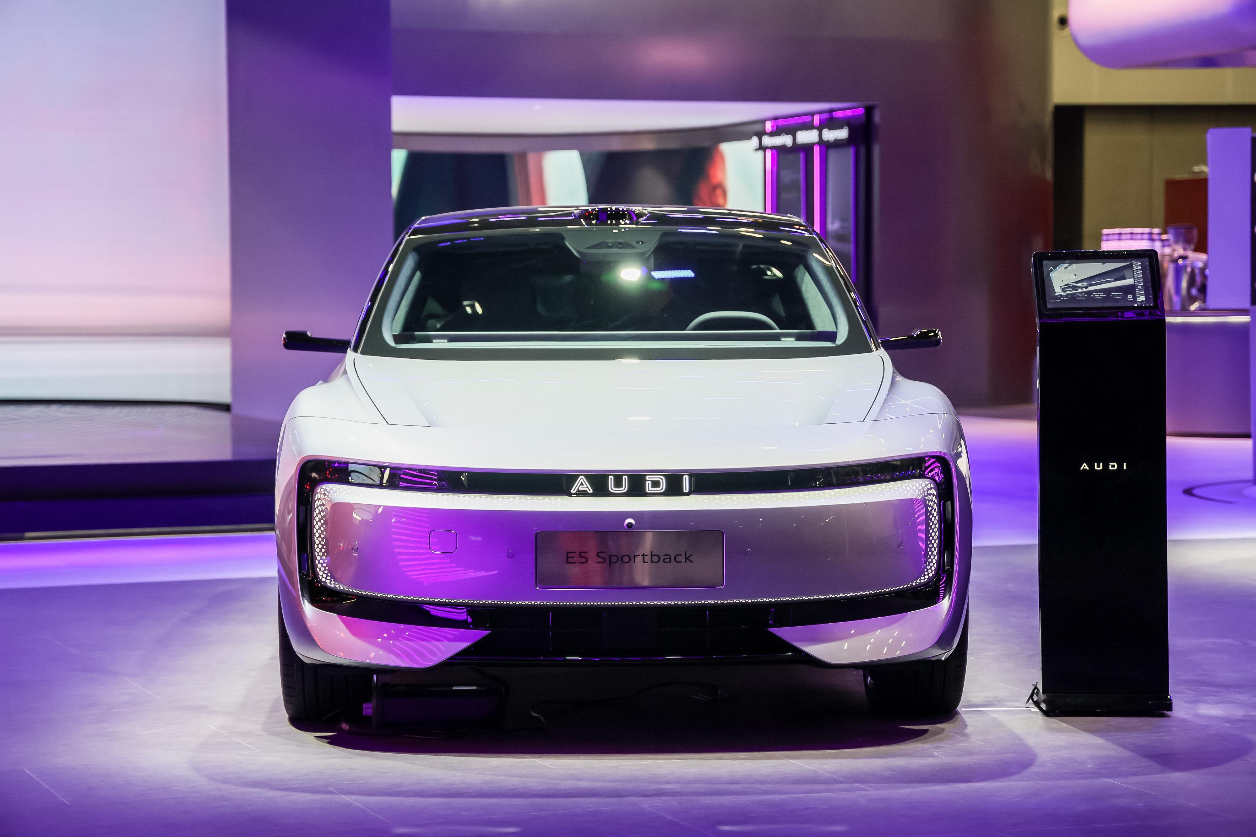 奥迪E5作为最像概念车的量产车，不仅颜值出众，圆形轮拱、发光徽标等细节呼应中国审