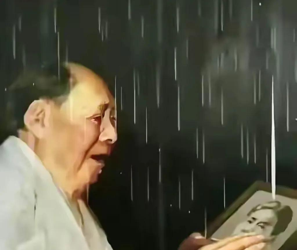 毛主席正在看岸英照片的一幅油画，黑色的背景，更衬托出凄凉！毛岸英牺牲以后，毛主