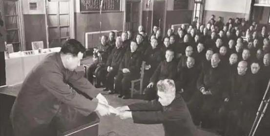 1975年，最后一批国民党战犯获释后，其中有十人坚持要前往台湾，可是走到半路上的