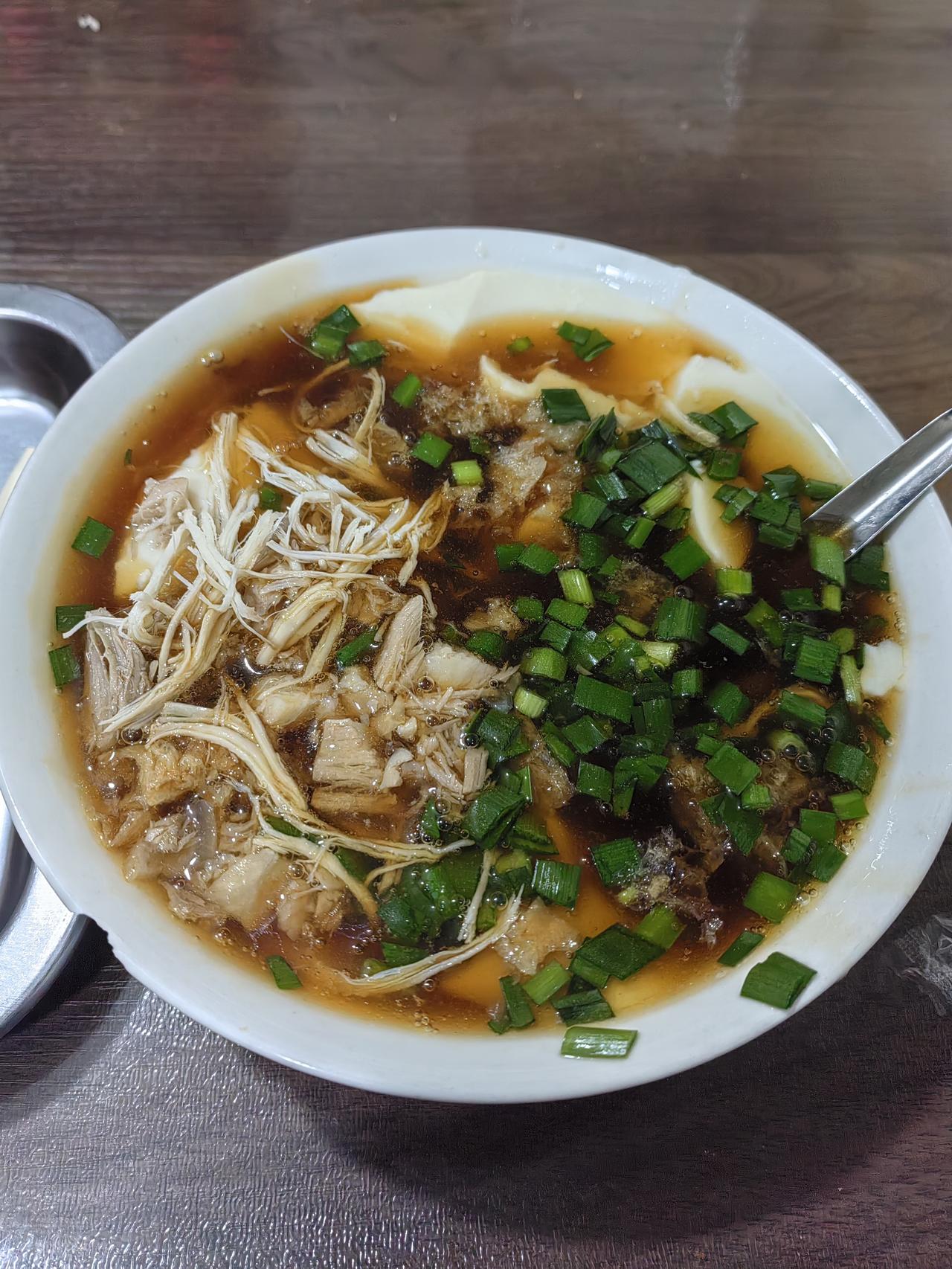 天天吃包子，煎饼。今天我也坐下来吃点糖皮果子，绕阳豆腐。每次路过这个早