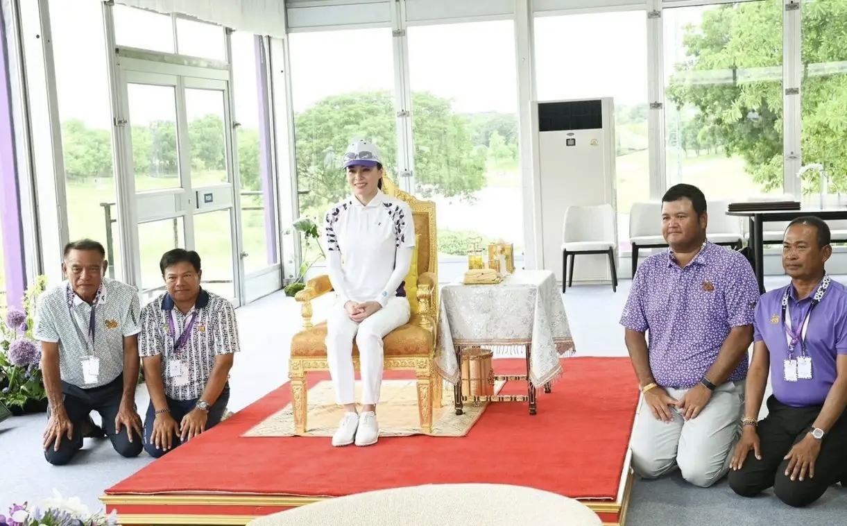 苏提达也是按照泰国王室的标准，享受普通人对自己的跪拜的，玛哈不在，她也不敢让大