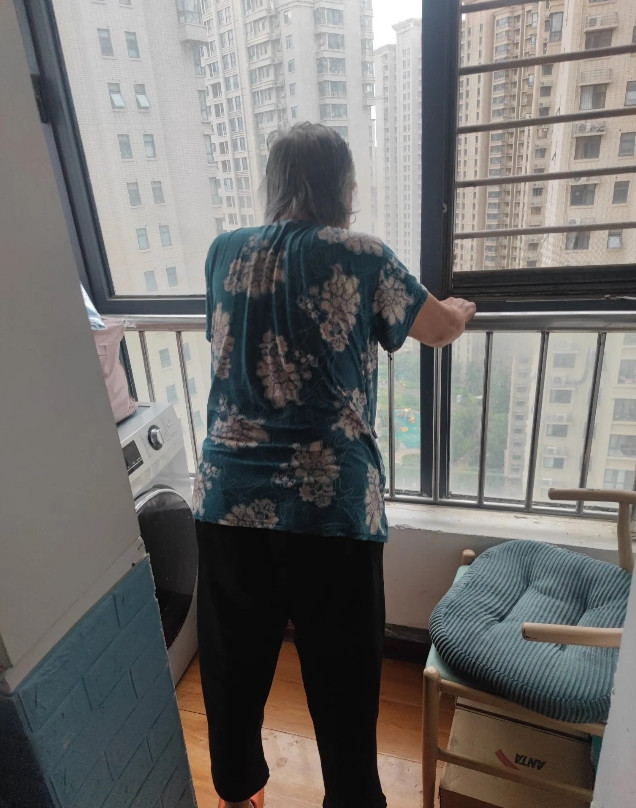 我妈今年八十岁了，去年眼睛都看不见了，我姐把她接回家养了一年，因为我妈没有退休金