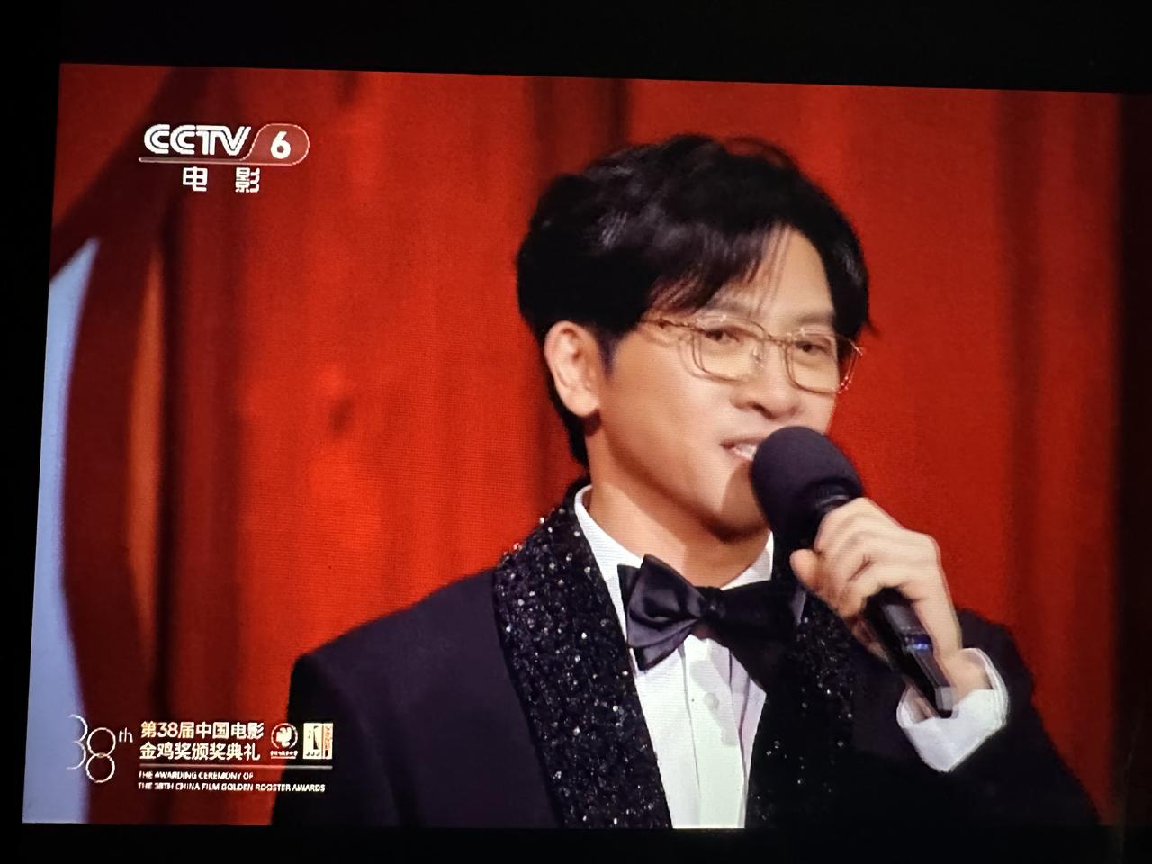 金鸡四个主持人苏有朋有点潦草，倪妮下眼线画重了，邓超规矩起来有点不习惯！这四个