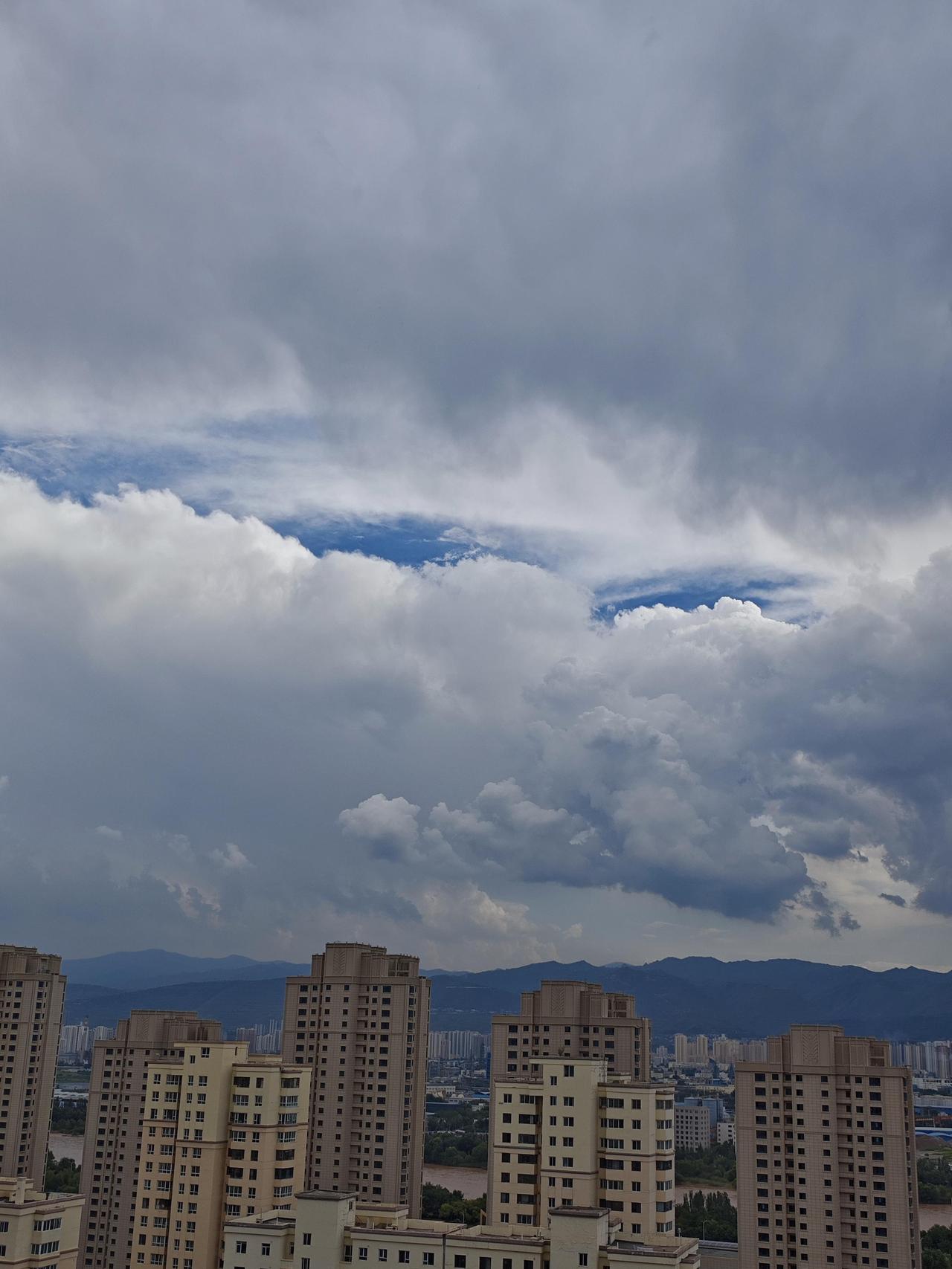 兰州头条此时此刻，兰州有点山雨欲来的感觉。下午四点半，兰州西郊天空突然黑透，