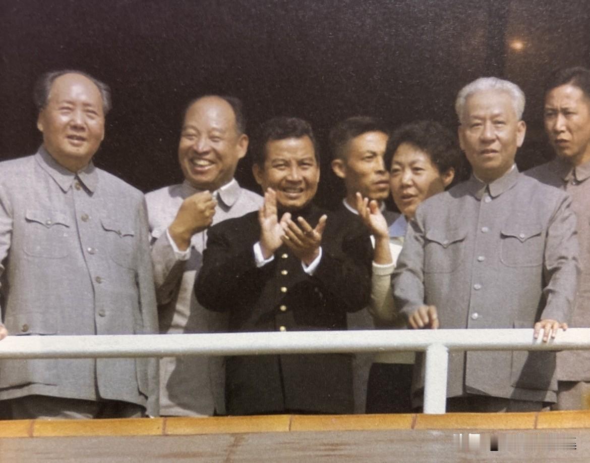 1965年10月1日，刘少奇与毛泽东同来访的西哈努克亲王在天安门城楼上。当时，柬