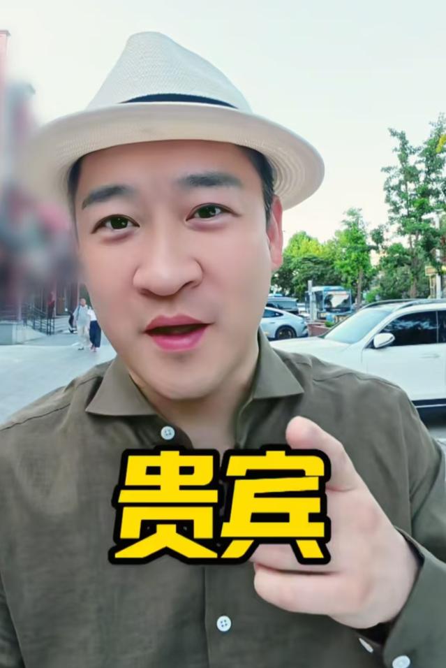 曹云金真出息了。姜昆现身聚友轩饭店，这待遇郭德纲都没拿到。姜昆不请自来捧场，夸菜