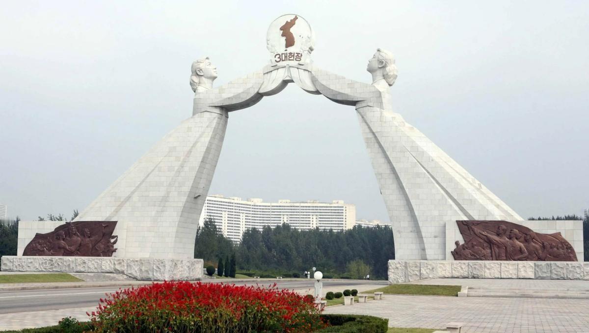 朝鲜最近真变了。不是嘴上说说，是把“统一”从宪法里删了，地图也不画整个半岛了，就