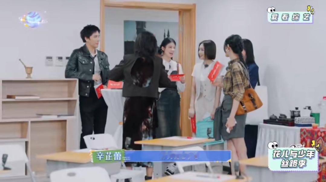 谁懂啊！十一补《花儿与少年》，直接被王安宇圈粉到捶腿！队友忘拿行李，他默默折回去