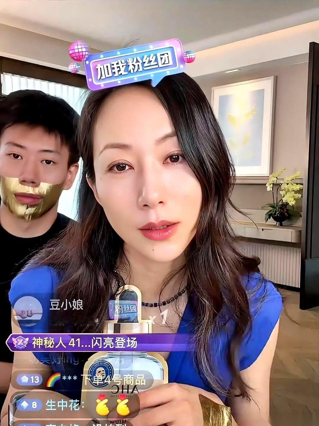 我刷到韩雪直播卖货的切片时，愣了好几秒。12块9的拖鞋，5块9的洗脸巾。她在