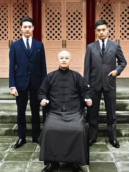 这是一张1966年拍摄的蒋氏家族合影，中央端坐的是蒋介石，他身着传统的中式长袍马