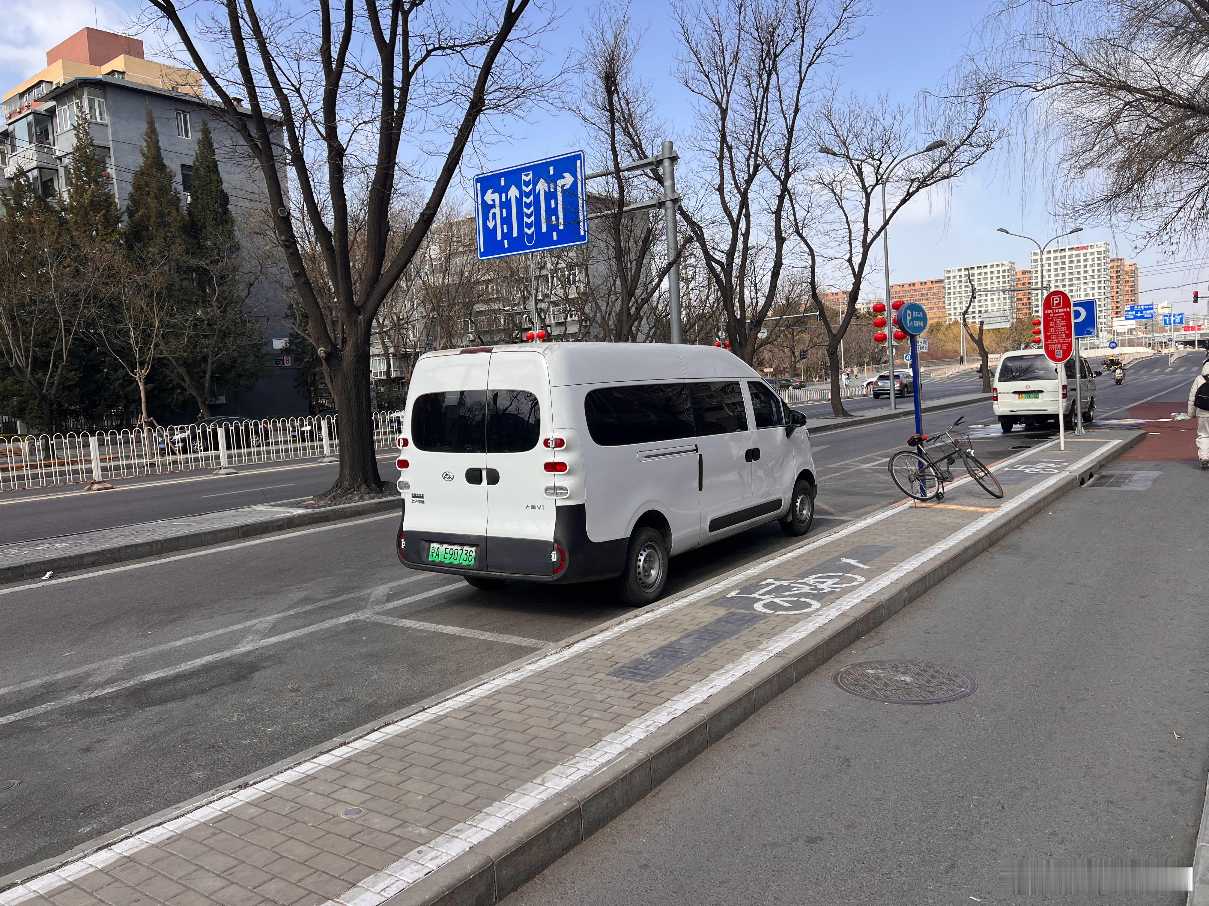 上午刚说，这就看到这个大通“大拿”了！虽然长得魔幻又随意，但这车据说销路不错，便