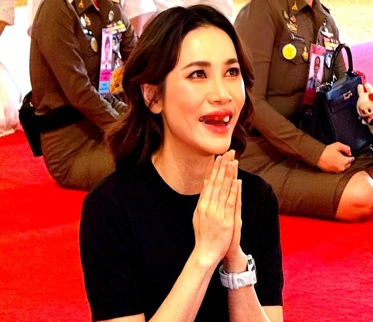 诗妮娜剪短发了，还敢把头发烫成外翻卷，这操作直接上了推特热搜。泰国网友炸锅，保