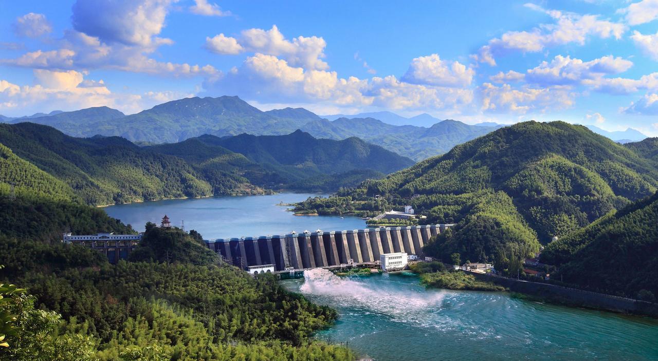 最近江苏句容抽水蓄能电站正式投产了，这可是件大事——它的大坝高达182.3米，相