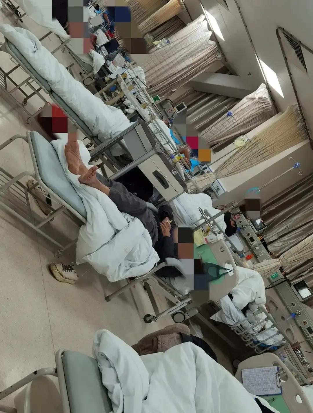 三亚医院走廊里一排排吊瓶，都是穿短袖的北方脸。护士说半夜三点还有人裹着羽绒服挂