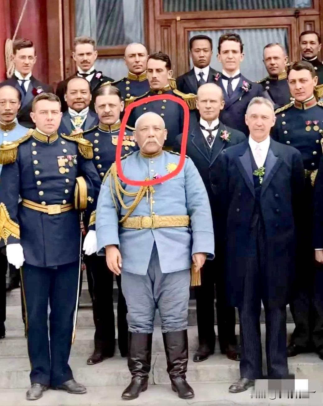 一张摄于1912年北京的老照片，大家看看与一群外国人站在一起的这人是谁？这便是他