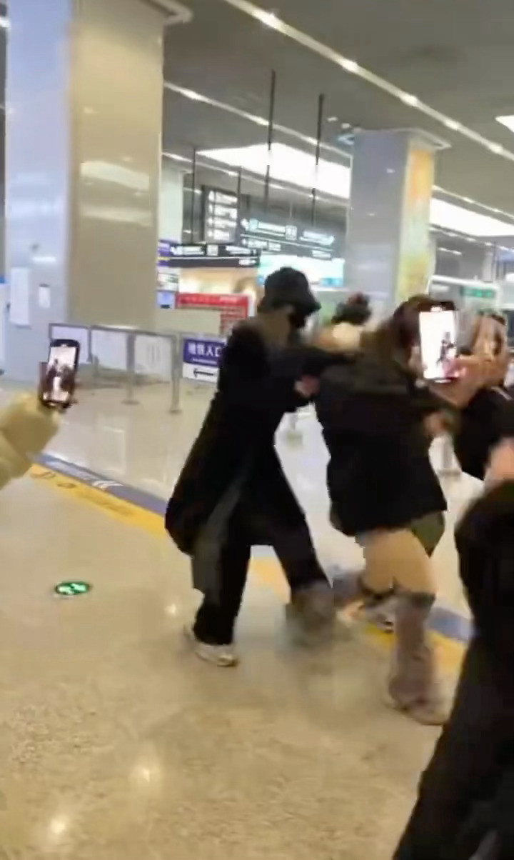 无法理解……这种私生心里扭曲变态吧灵超机场打粉丝