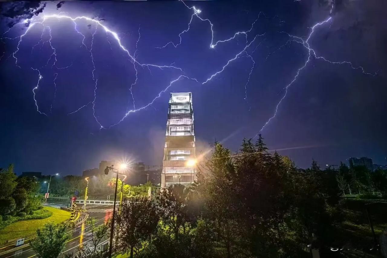 西安的夜景究竟有多么美丽呢?很多人都不知道，在长安少陵原上，有一座建筑叫“揽月