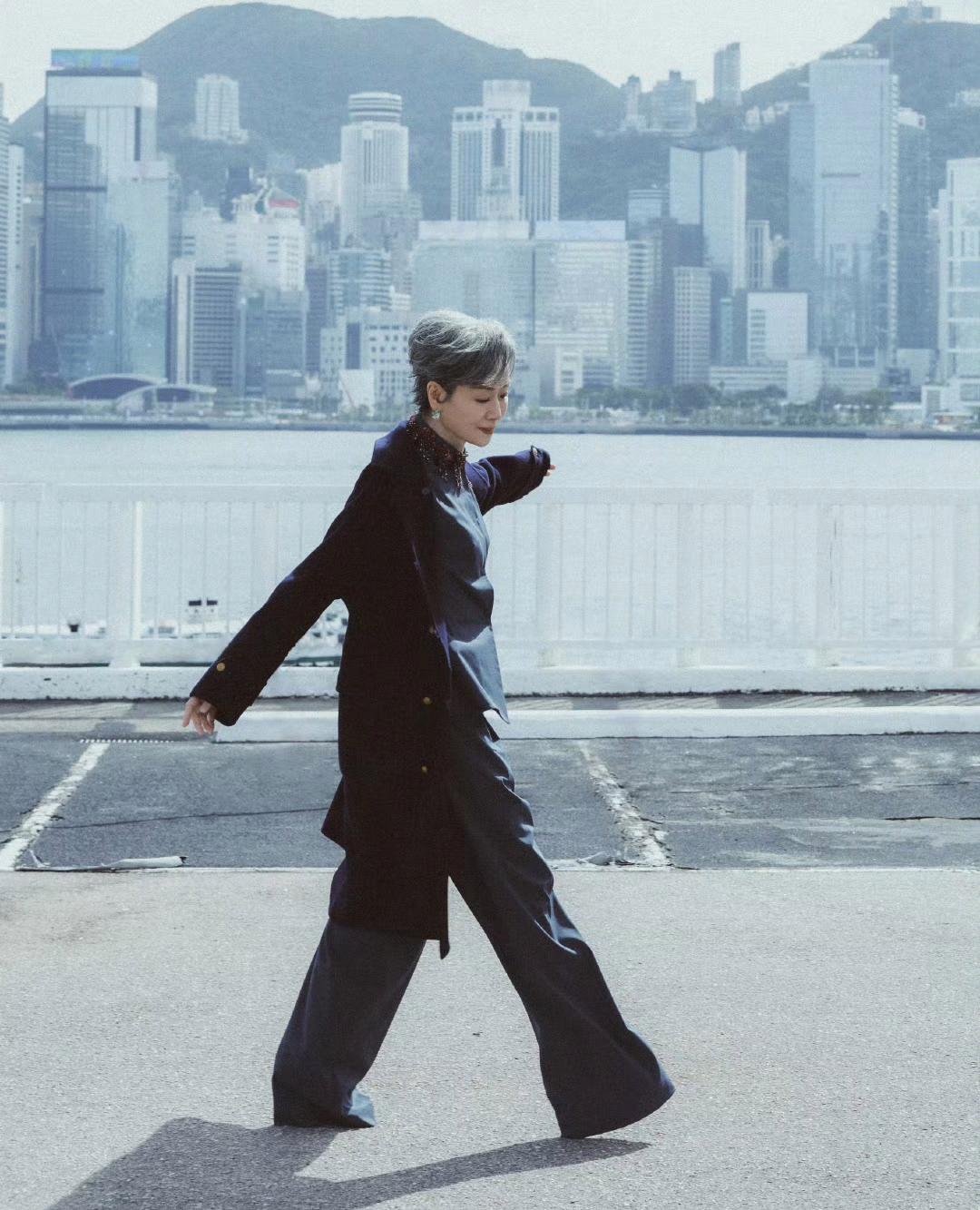 叶童这海边穿搭真是太赞了，神秘而有韵味，气质魅力冲天，拍出美美的照片让人看了挪不