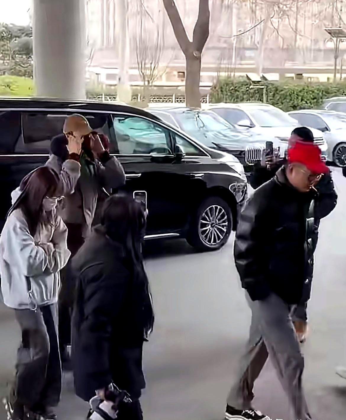 央视门口炸了，白鹿竟捏着嗓子给李昀锐开道。李昀锐前脚刚下车，就被镜头和人群