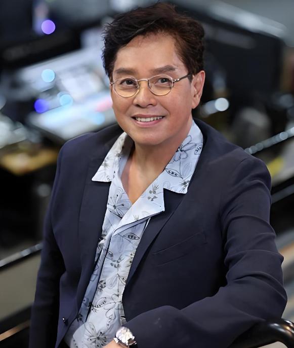 丁克的谭咏麟突然对妻子杨洁薇说；“我把十亿家产都给你，我要让儿子回家，“妻子纳闷
