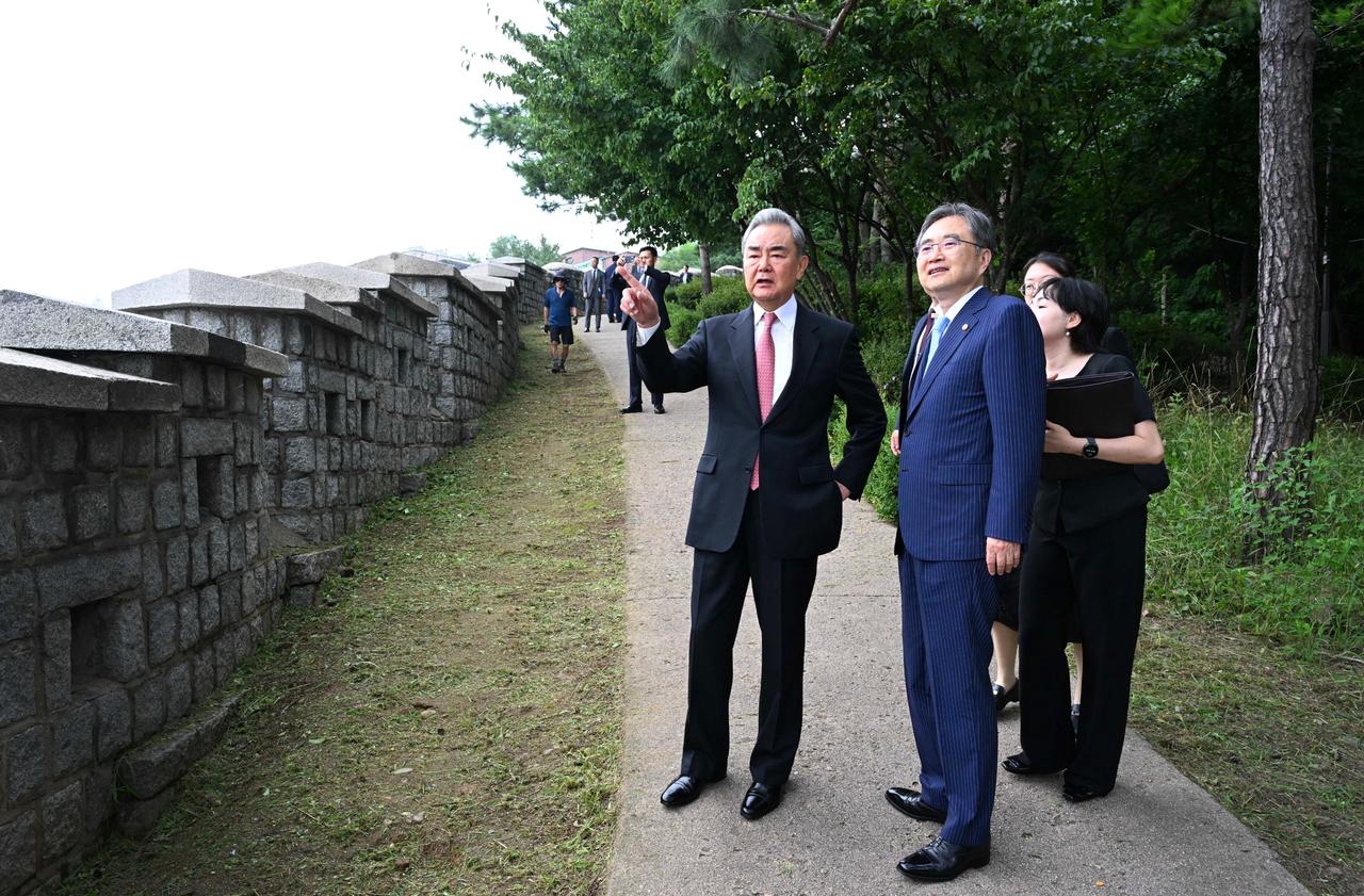 韩国外长赵显昨天（8月20日）用韩英中三语写道：“继昨天的会谈与晚宴后，今天早上