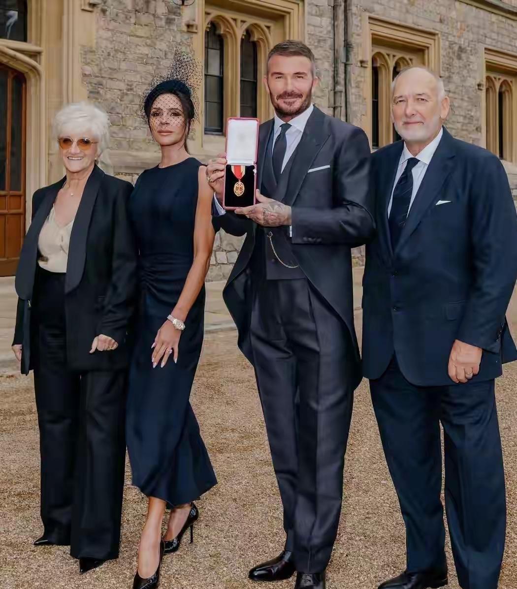 贝克汉姆，终于当上爵士了。踢球踢出名堂，不靠炒作靠实干。26年，从OBE