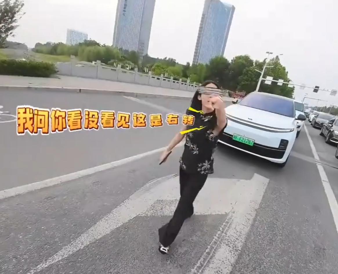 理想车主真是不带重样的。这不又一位理想车主要右转，因为在右转直行的车道上，认为