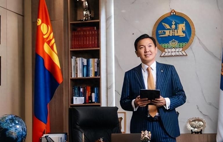 刚上任不到半年，蒙古国总理乌其尔勒就下了一道硬命令：全国上下开始“过苦日子”，大