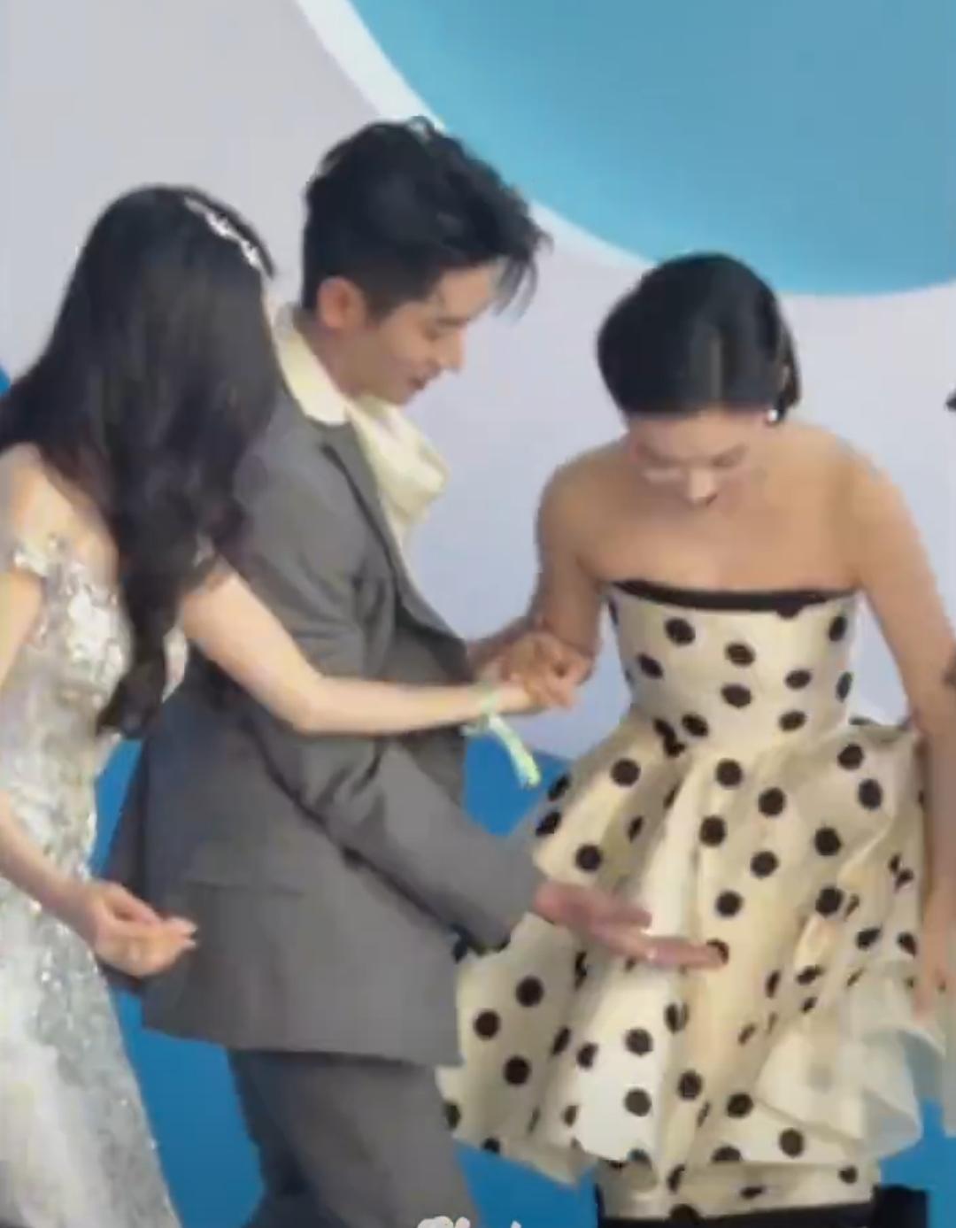 林允走红毯的时候摔倒了。我看了一下，好像是刚出场的时候，从一个角落里走着走着就