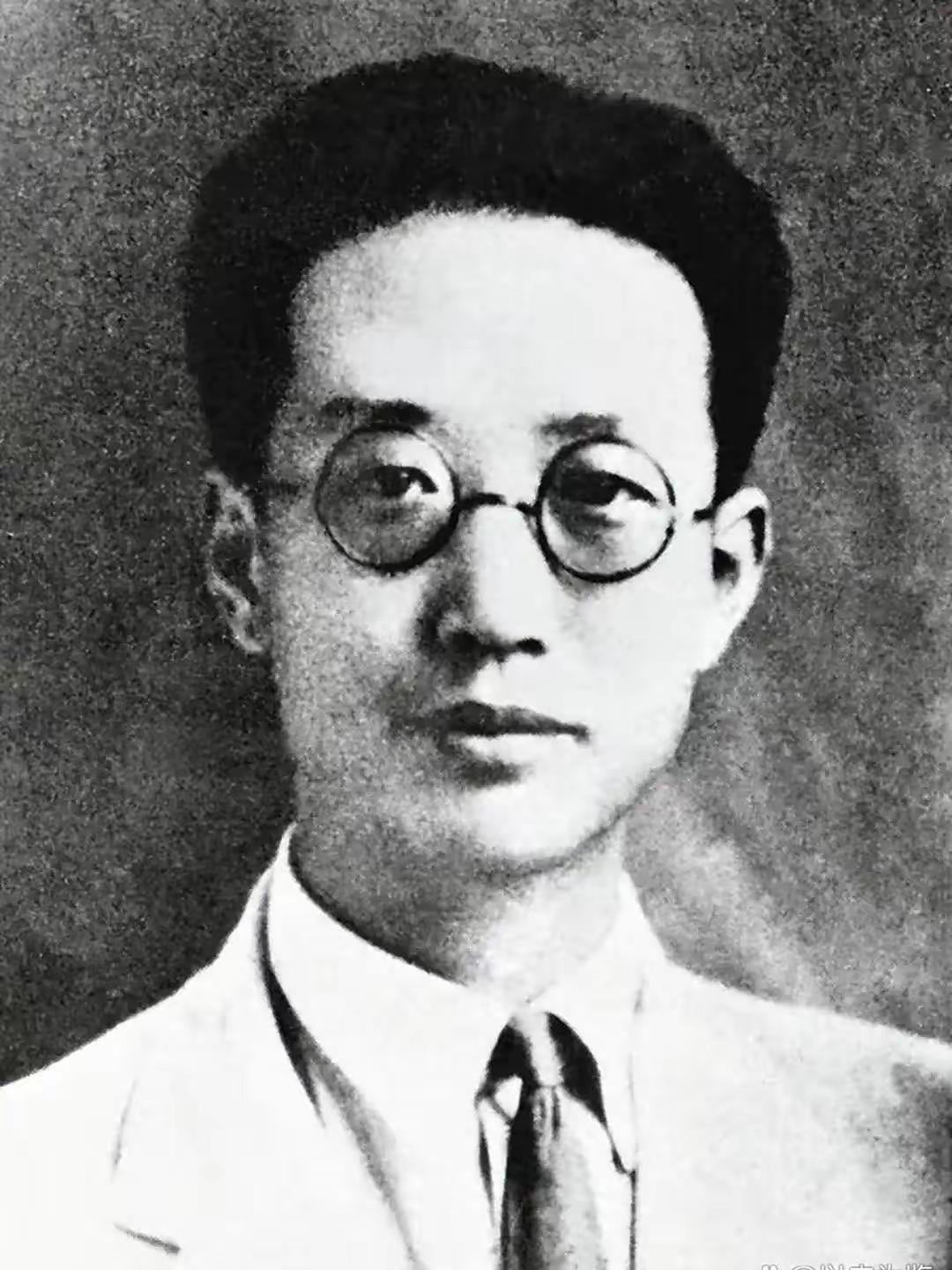 1899年1月，他出生在江苏常州一个没落的士绅家庭，年少时家境急转直下，父亲久病