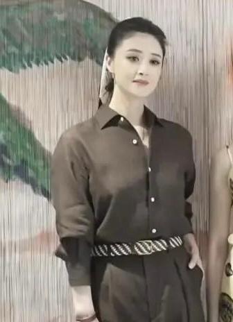 43岁蒋欣和46岁董洁站一起，我才看懂，什么叫骨相碾压皮相​​​