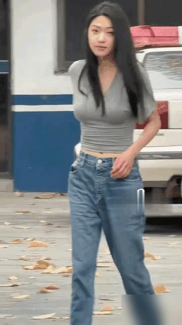 向涵之算是栽了，和钟楚曦佛山拍戏，一张无修生图直接把她打回原形。你去看那张照