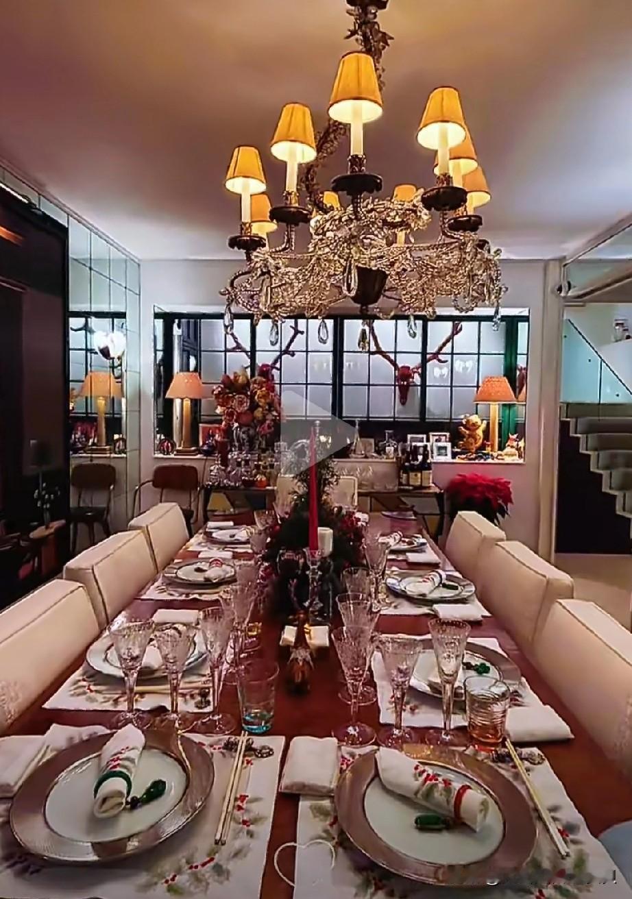 🈶钱就是好啊！连圣诞节都布置得这么豪华漂亮！超大的别墅里，到处都是圣诞元素